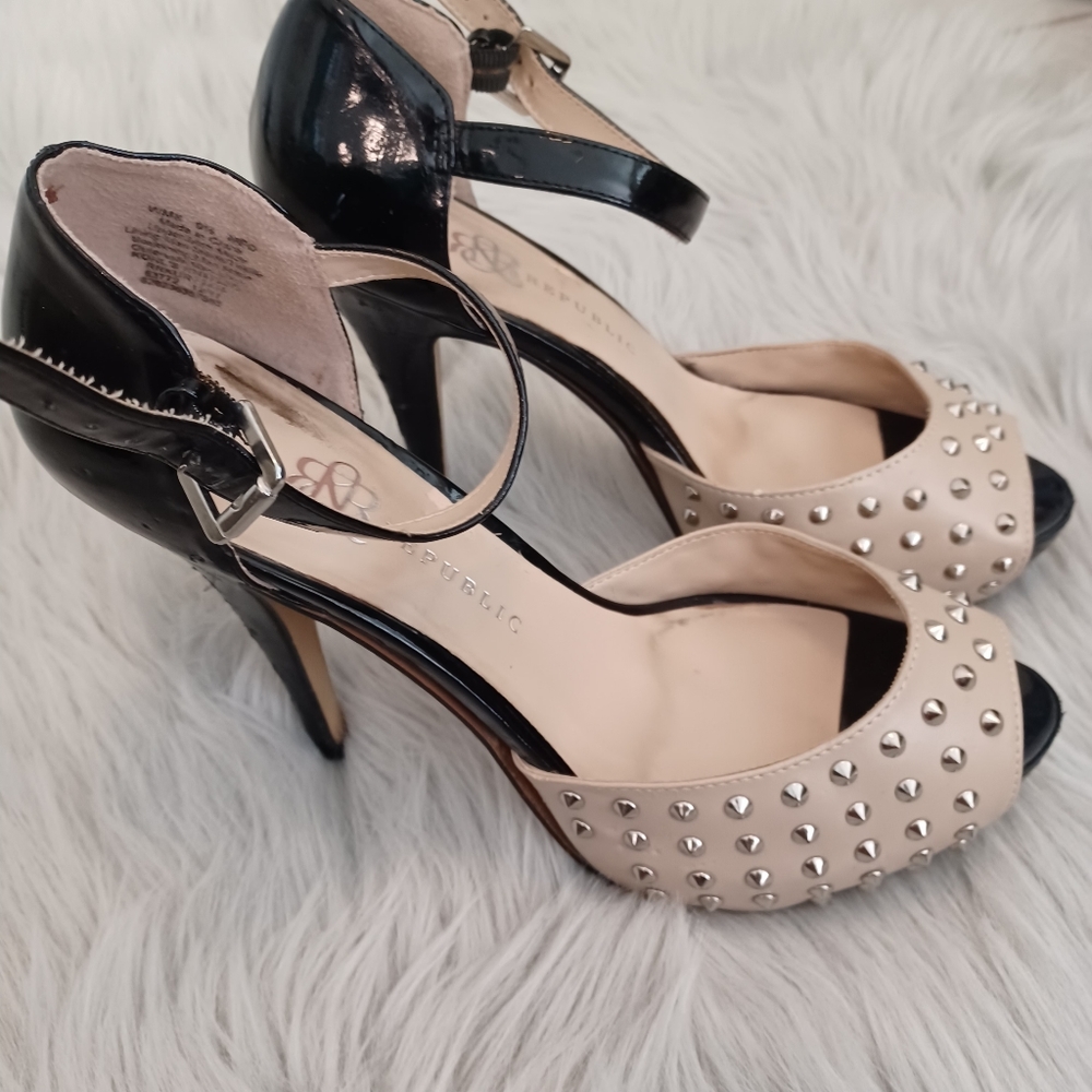Rock & Republic Black & Tan Stud High Heel Shoes Size 9.5 - Picture 5 of 10